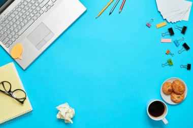 Dizüstü bilgisayar ile yaratıcı ofis parlak masaları