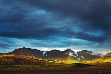 İzlanda da trekking. Güzel dağ gölü yakınında çadır kamp