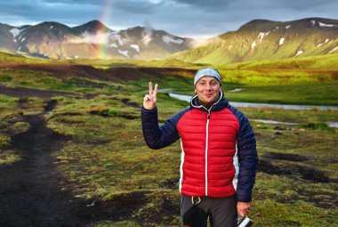 İzlanda da trekking. Güzel dağ gölü yakınında çadır kamp