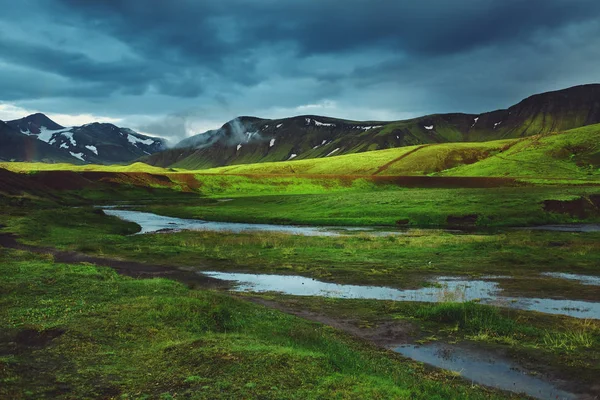 Trekking v Islandu. Krásný kemp s stanech nedaleko horské jezero — Stock fotografie