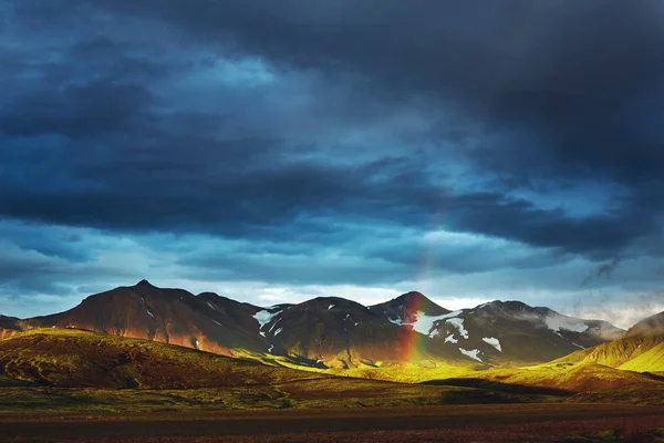 İzlanda da trekking. Güzel dağ gölü yakınında çadır kamp — Stok fotoğraf