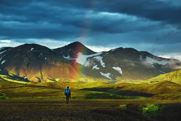 İzlanda da trekking. Güzel dağ gölü yakınında çadır kamp — Stok fotoğraf