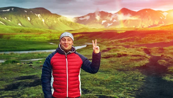 Trekking en Islandia. Camping bonito con tiendas de campaña cerca de lago de montaña — Foto de Stock