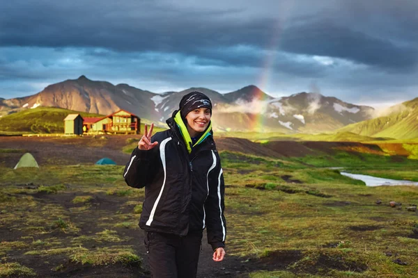 Trekking en Islande. Magnifique camping avec tentes près du lac de montagne — Photo