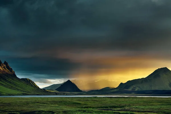 Trekking in Iceland. Beautifull camping with tents near mountain lake — Stock Photo, Image