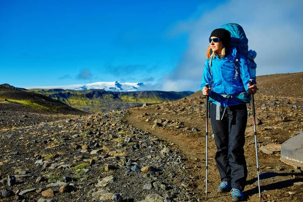 女人在山上，冰岛的徒步旅行者 — 图库照片