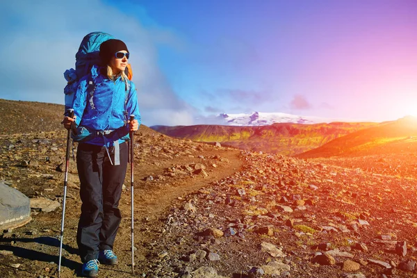 Mujer excursionista en las montañas, Islandia —  Fotos de Stock