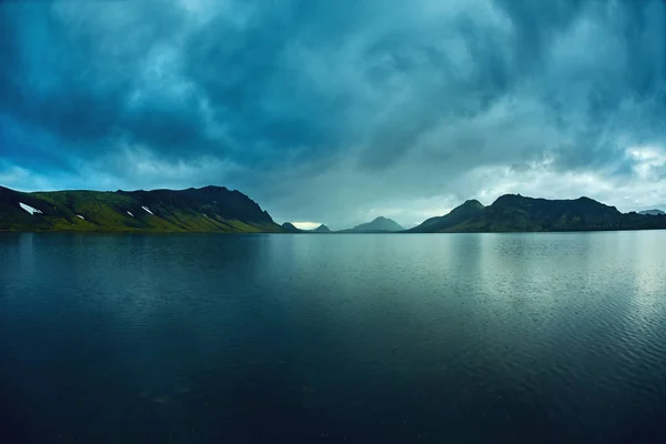 Seeufer mit Bergreflexion, Island — Stockfoto