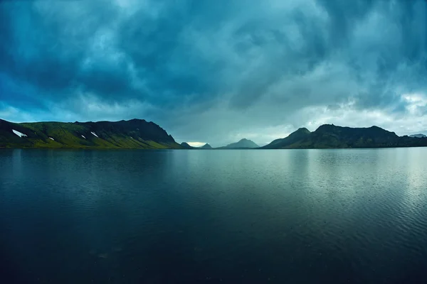 Côte du lac avec reflet de montagne, Islande — Photo