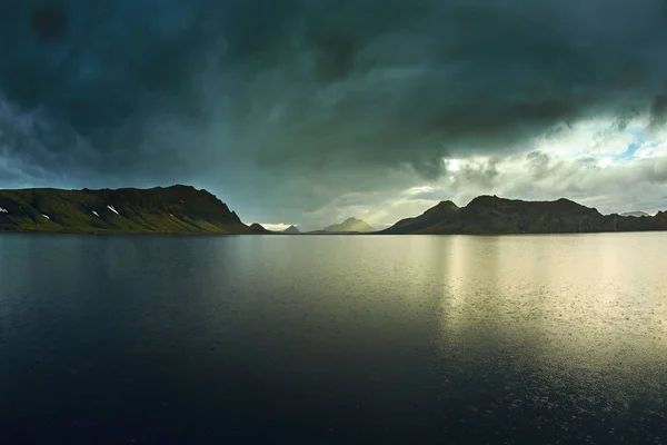 Göl kıyısında dağ yansıması, İzlanda ile — Stok fotoğraf