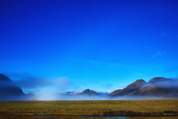 Côte du lac avec reflet de montagne, Islande — Photo