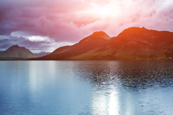 Göl kıyısında dağ yansıması, İzlanda ile