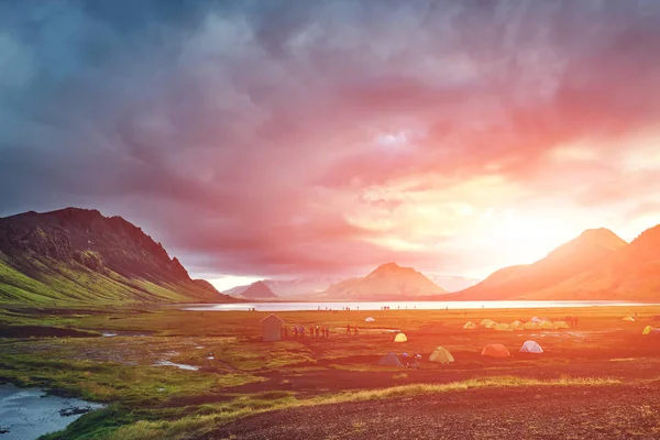 Trekking en Islande. camping avec tentes près du lac de montagne — Photo