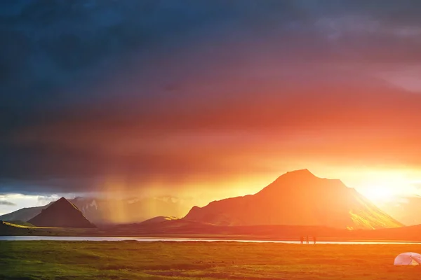 Похід в Ісландії. Кемпінг з намети біля гірського озера — стокове фото