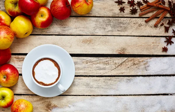 Algumas maçãs vermelhas e amarelas na mesa de madeira branca — Fotografia de Stock