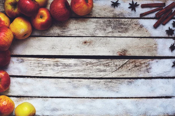 Manzanas rojas y amarillas en la mesa de madera blanca — Foto de Stock