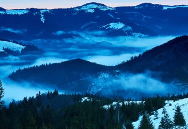 Kış dağlarının güzel manzarası