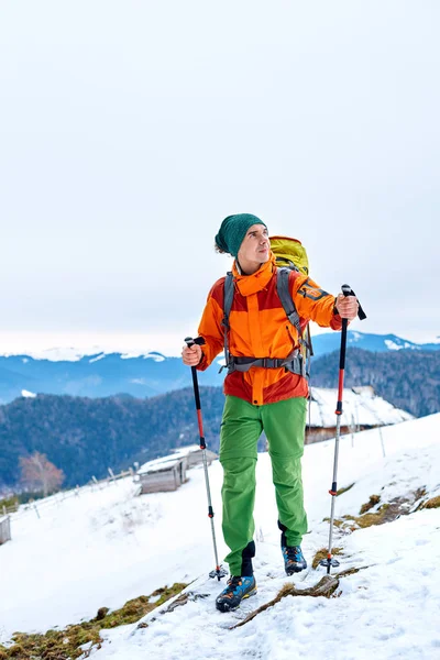 Wandelaar in de bergen winter — Stockfoto