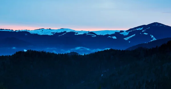 Bela vista das montanhas de inverno — Fotografia de Stock