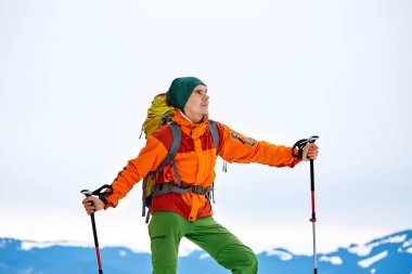 Uzun yürüyüşe çıkan kimse kış dağlarda