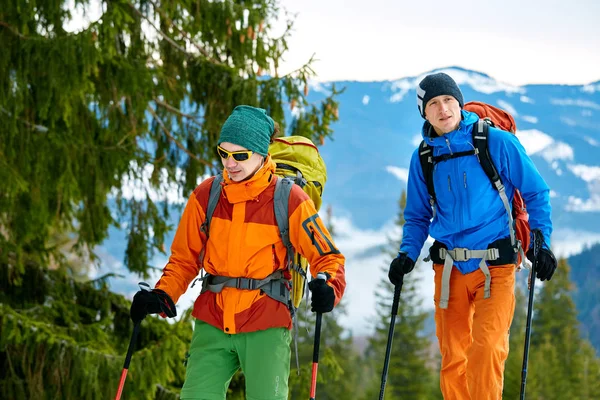 Senderistas en las montañas de invierno — Foto de Stock