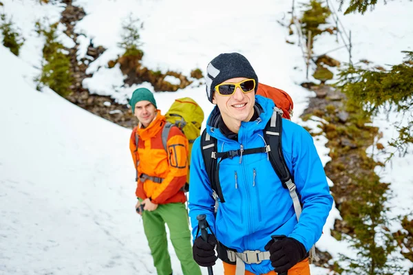 Senderistas en las montañas de invierno — Foto de Stock