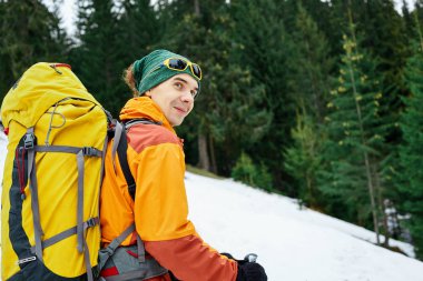 Dağlarda yürüyüş yapan