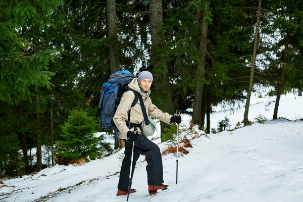 Excursionista en las montañas — Foto de Stock