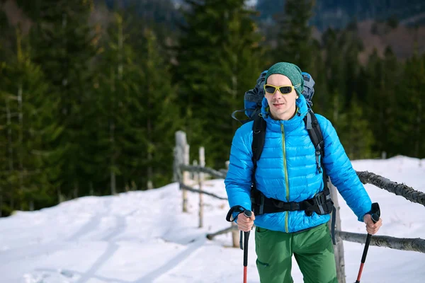 Excursionista en las montañas — Foto de Stock