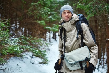 Dağlarda yürüyüş yapan