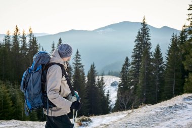Dağlarda yürüyüş yapan