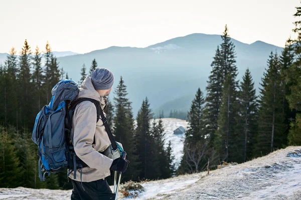 Dağlarda yürüyüş yapan