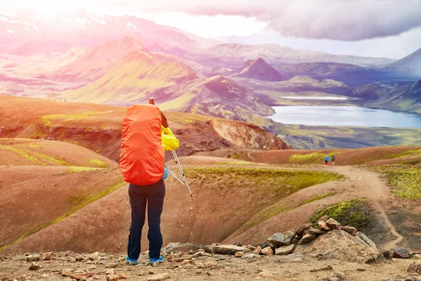 Turysta w górach, Islandia — Zdjęcie stockowe