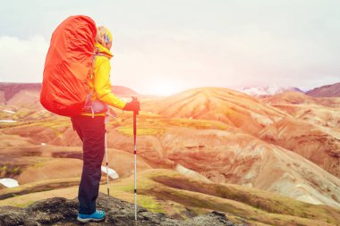 uzun yürüyüşe çıkan kimse dağlarda, İzlanda
