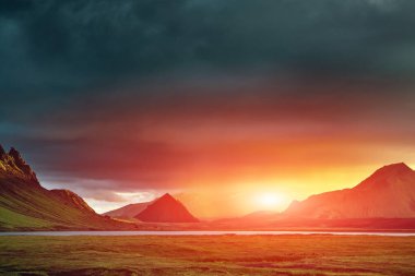 İzlanda da trekking. Güzel dağ gölü yakınında çadır kamp
