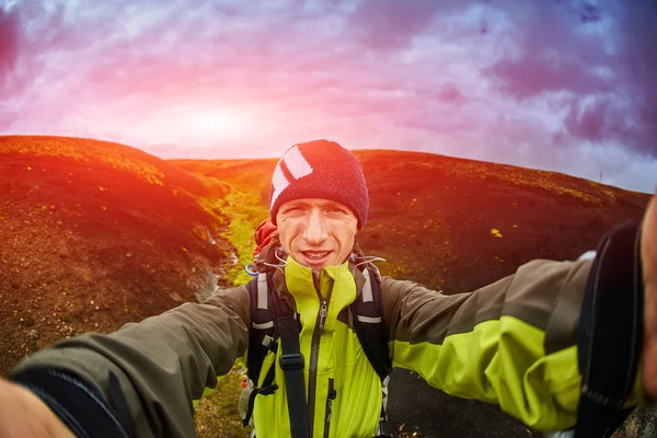 Homme randonneur photographe — Photo