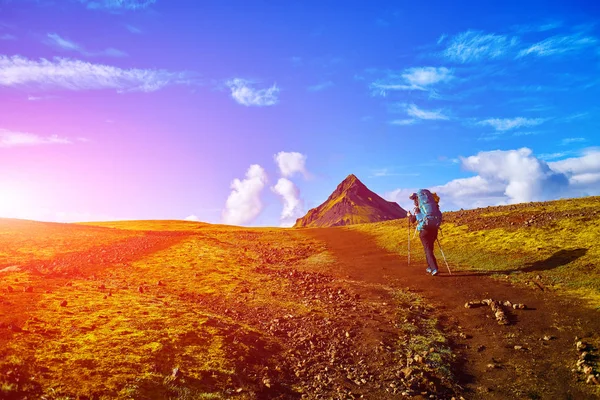 Excursionista femenina en las montañas, Islandia — Foto de Stock
