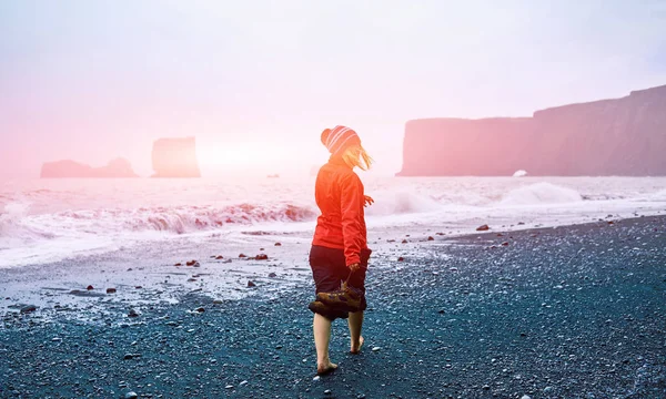 Kvinnen som går på stranda – stockfoto