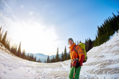 Dağlarda yürüyüş yapan