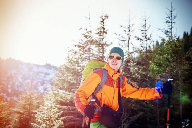 Dağlarda yürüyüş yapan