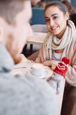 birkaç aşk tarihte bir kafede Sevgililer günü