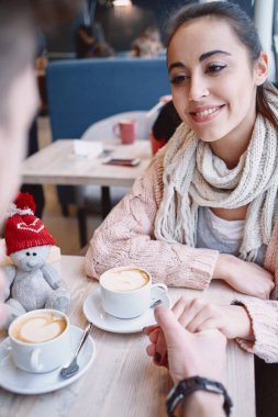 birkaç aşk tarihte bir kafede Sevgililer günü
