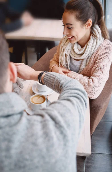 birkaç aşk tarihte bir kafede Sevgililer günü