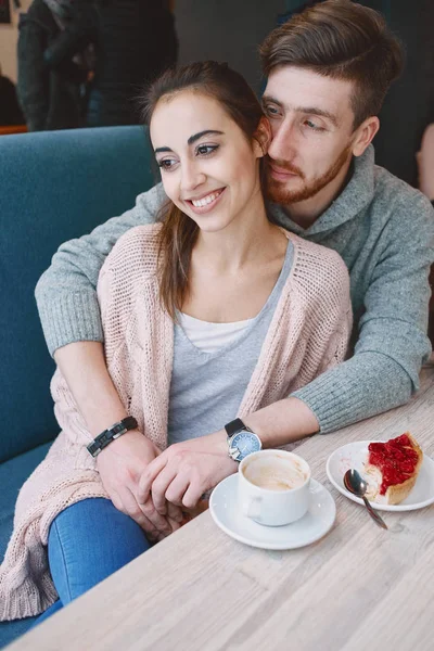 Pareja enamorada en una cita en la cafetería en San Valentín —  Fotos de Stock