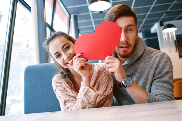 Par i kärlek på en dag i café i alla hjärtans dag — Stockfoto