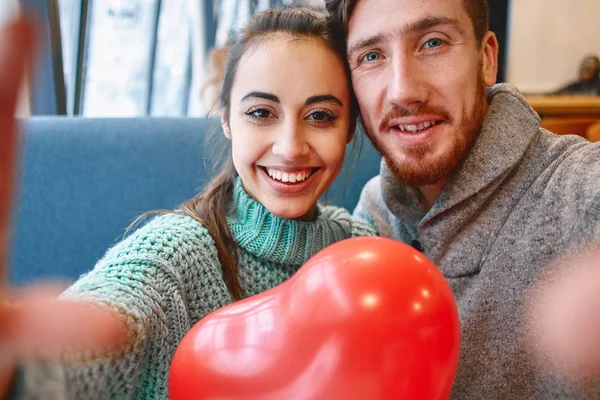 Pareja enamorada haciendo selfie en San Valentín —  Fotos de Stock