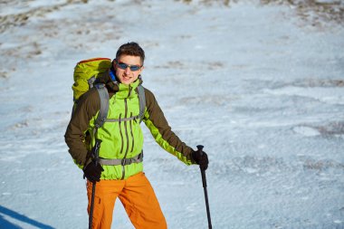 Dağlarda yürüyüş yapan