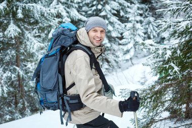 Dağlarda yürüyüş yapan