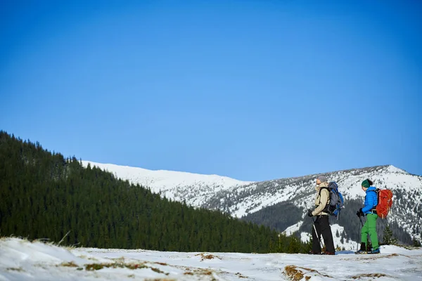 겨울 산악 지대를 산책하는 사람들 — 스톡 사진