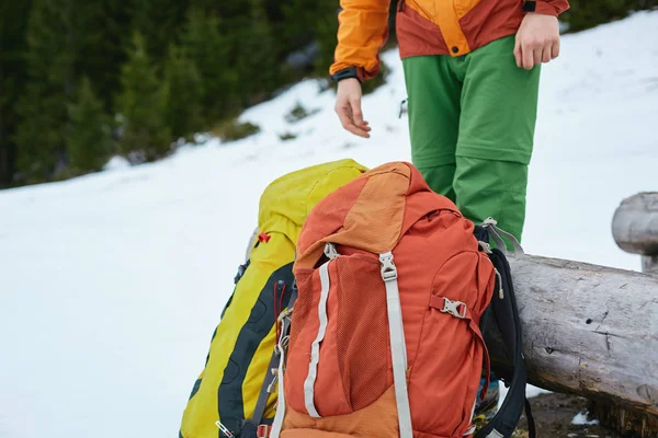 Dwa plecaki na śniegu — Zdjęcie stockowe